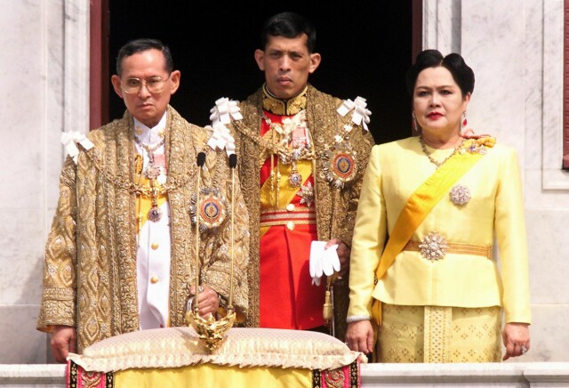 OMSTRIDT KRONPRINS: Bildet av den avdøde kongen Bhumibol Adulyadej, kronprins Maha Vajiralongkorn og dronning Sirikit er tatt i 1999. Foto: NTB Scanpix OMSTRIDT KRONPRINS: Bildet av den avdøde kongen Bhumibol Adulyadej, kronprins Maha Vajiralongkorn og dronning Sirikit er tatt i 1999. Foto: NTB Scanpix